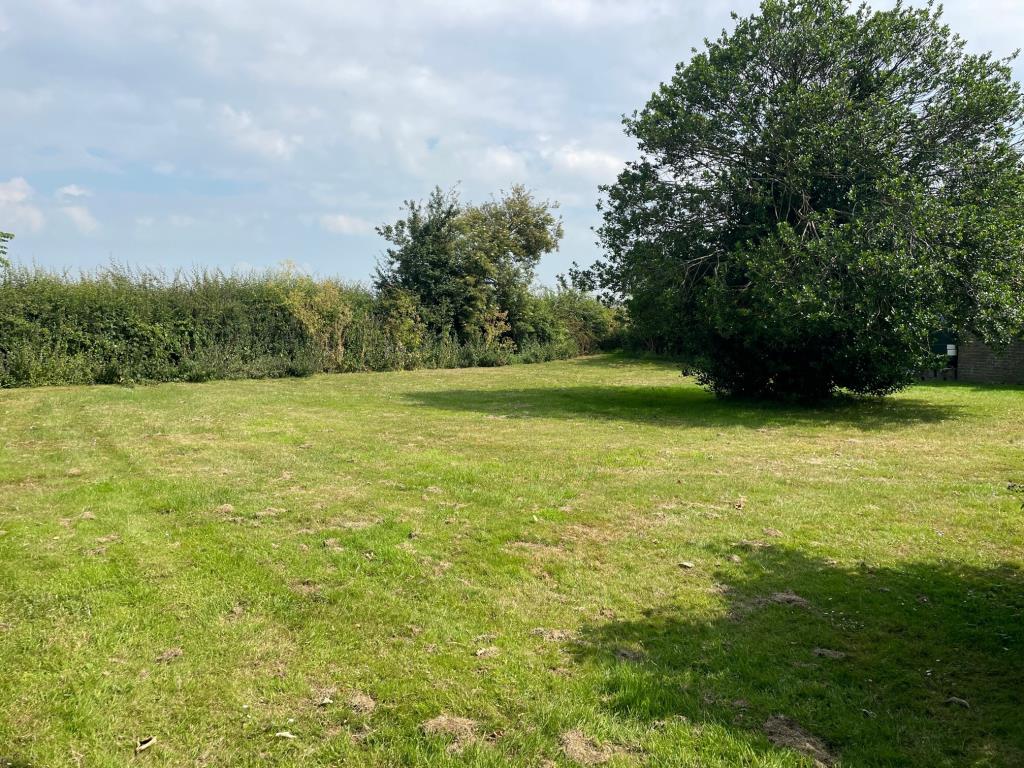 Lot: 105 - THREE BEDROOM HOUSE FOR IMPROVEMENT -